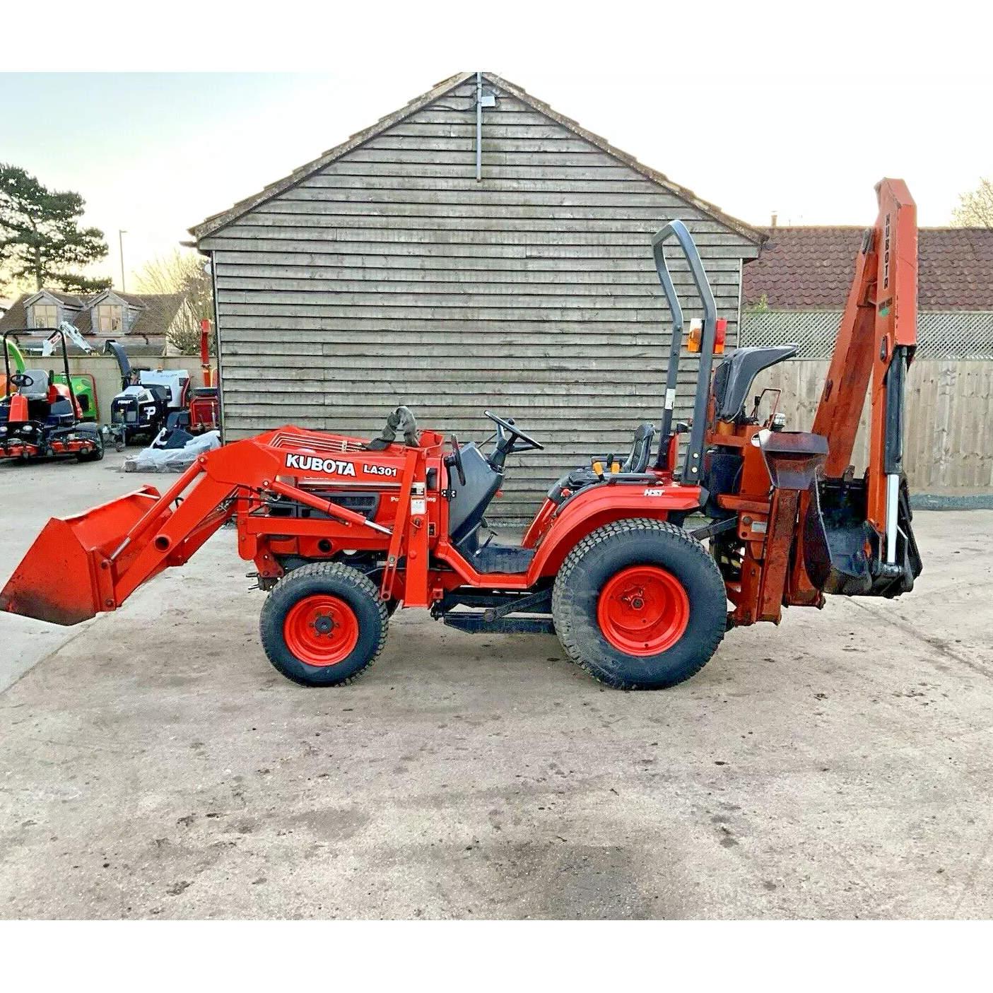 KUBOTA B2100 DIESEL COMPACT TRACTOR WITH LOADER BUCKET & BACKHOE EXCAVATOR